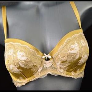 NWT Victoria’s Secret Lace Bra